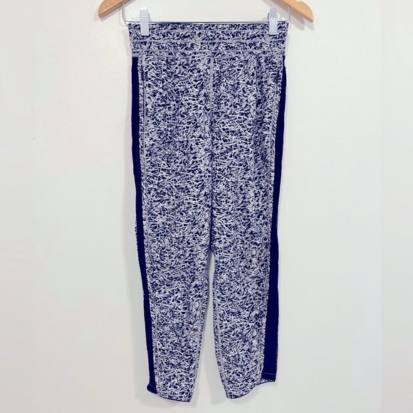 Lululemon For Love Crop Mini Ripple White Seal Grey/Black 2 - Picture 8 of 16